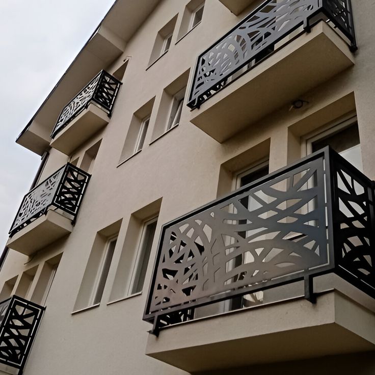 balcones con barandas de en acero y calados decorativos en corte laser