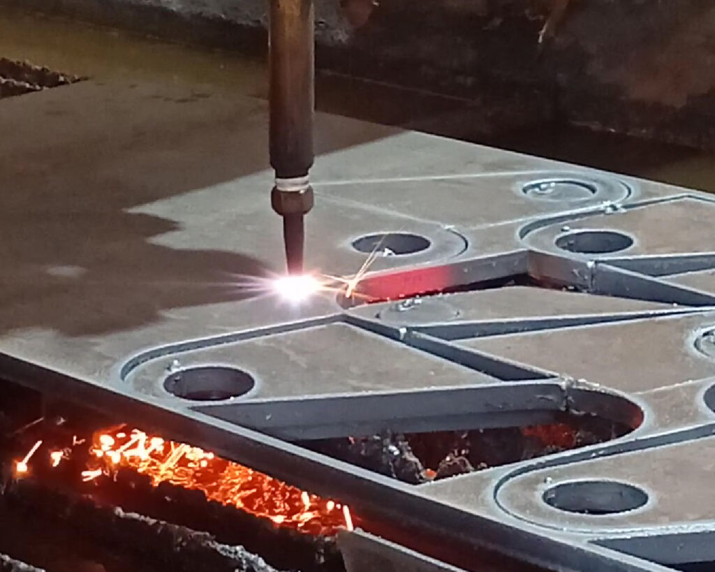 maquina de corte cnc plasma en funcionamiento cortando componentes mecanicos y de construccion en bogota
