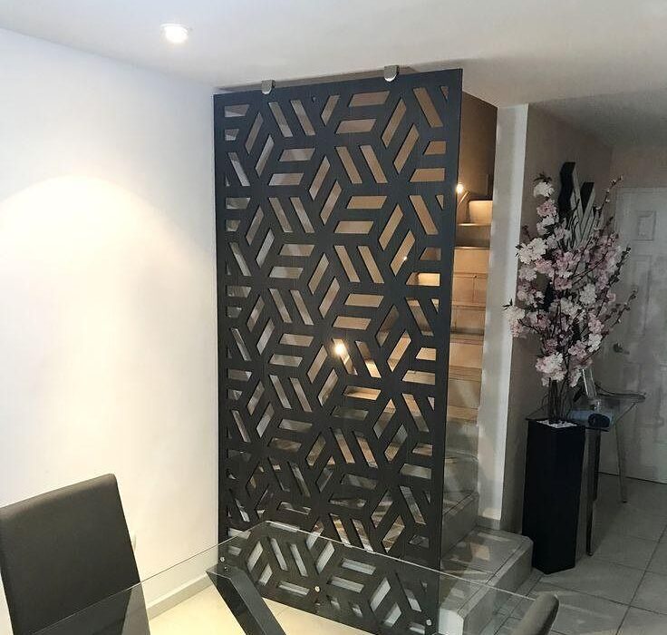 Panel divisorio en acero con diseño geometrico personalizado . panel divisorio en acero para diseño de interiores