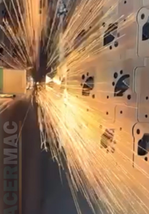 maquina de corte laser en funcionamiento para fabricacion de esquineros en acero