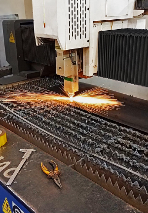 maquina de corte laser en funcionamiento cortando lamina de acero